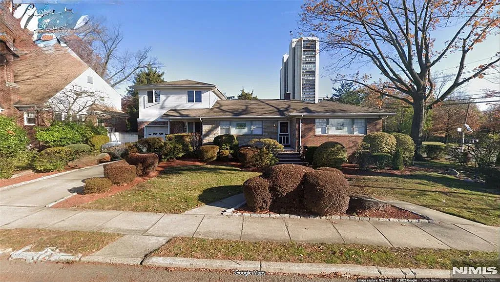 209 Tremont Ave photo 1