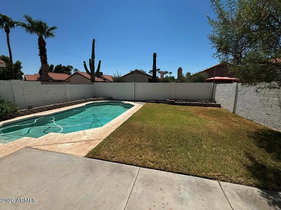 3 bed, 2.5 bath, 1705 sqft, $2,300 — Photo 2