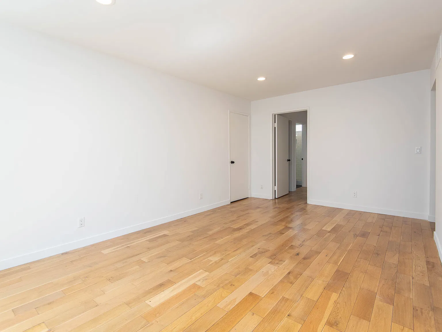 1016 Sanborn Ave — Photo 3
