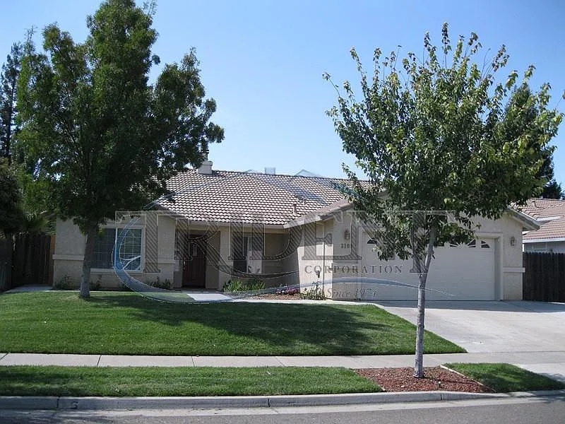 4 bed, 2057 sqft, $2,600 — Photo 1
