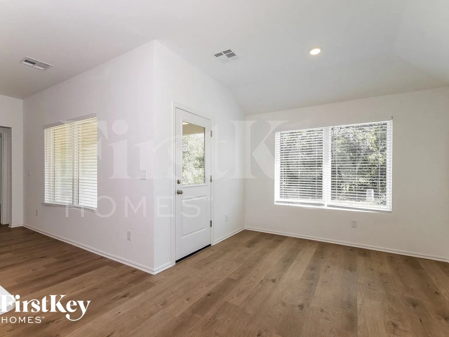 4 bed, 2.0 bath, 1613 sqft, $1,950 — Photo 4