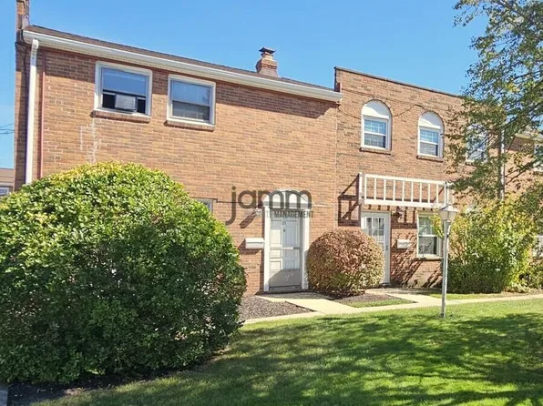 24496 Clareshire Dr #9H, North Olmsted, OH 44070