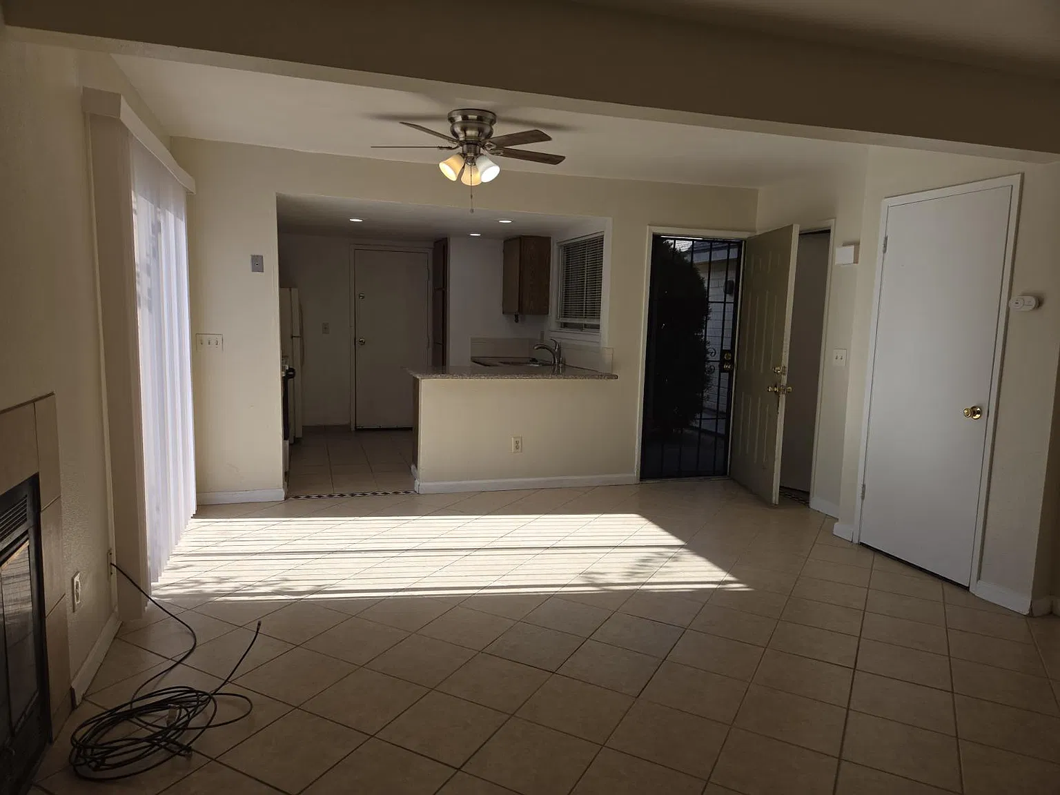 3 bed, 2.5 bath, 1000 sqft, $1,895 — Photo 2