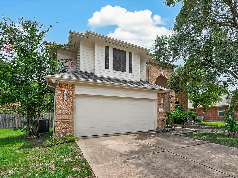 8910 Aberdeen Park Dr — Photo 2