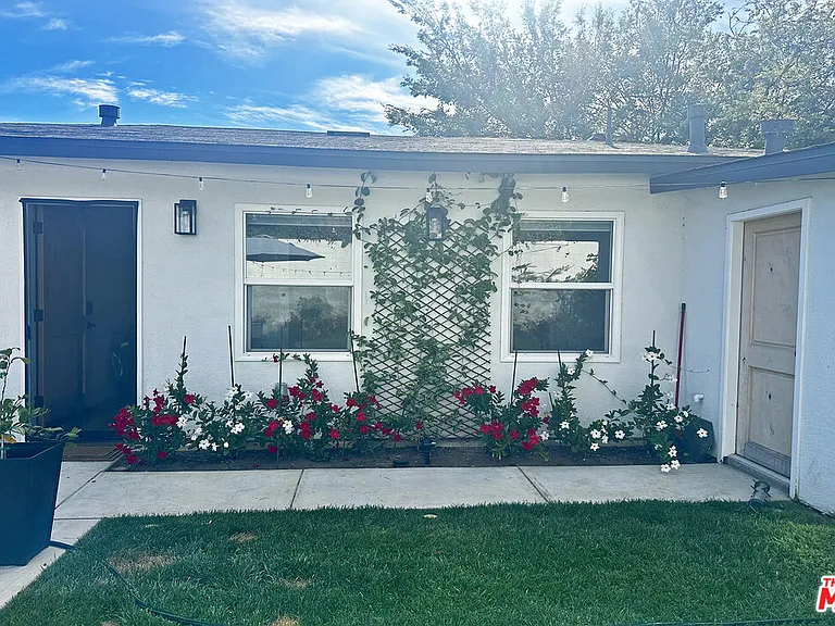 5928 S La Brea Ave — Photo 11