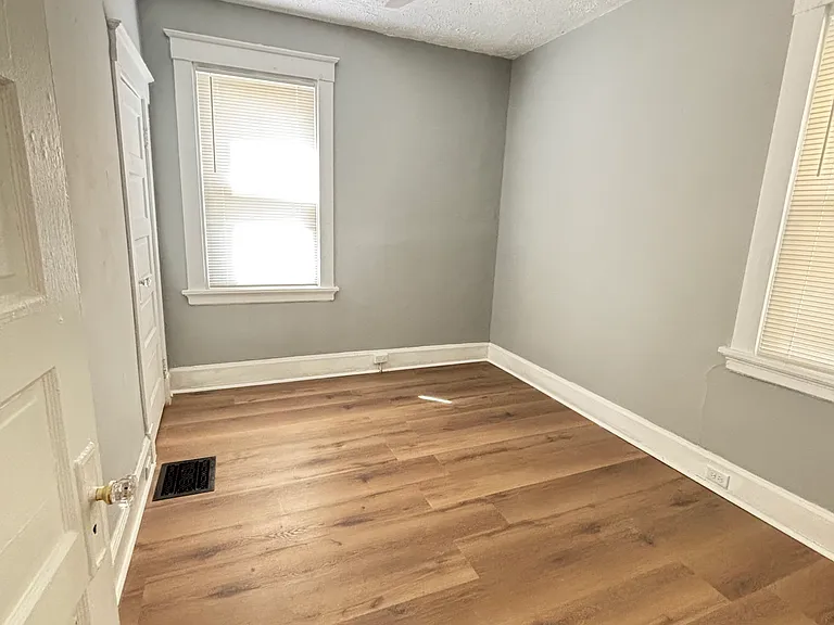 957 Windsor St — Photo 3