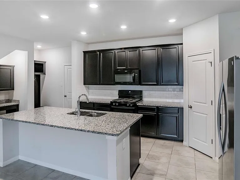 5713 Pleasanton Pkwy — Photo 3