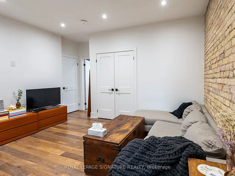 2090 Dundas St W #1A — Photo 10
