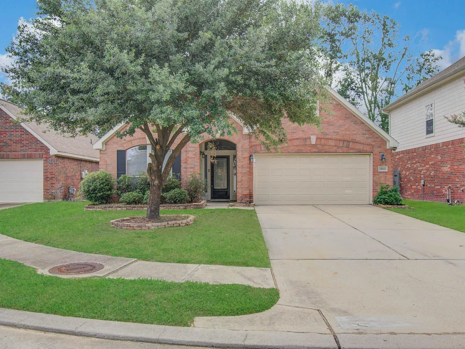 4 bed, 2.0 bath, 1959 sqft, $2,400 — Photo 2