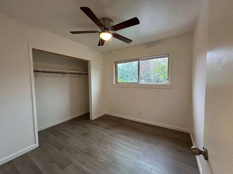 890 E 9th St — Photo 31