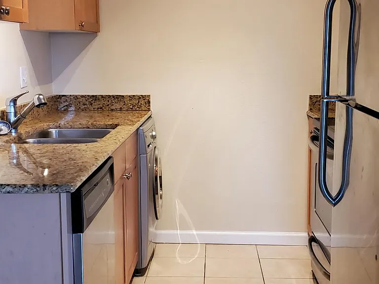 184 Pompano Dr SE #D — Photo 4