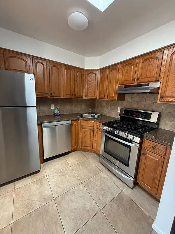 3 bed, 2.0 bath, 1100 sqft, $3,200 — Photo 1