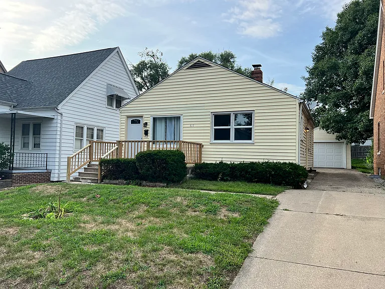 817 W Meadows Pl — Photo 1
