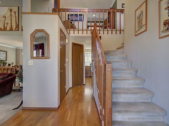 4th image of 704 NE 159th Ct
