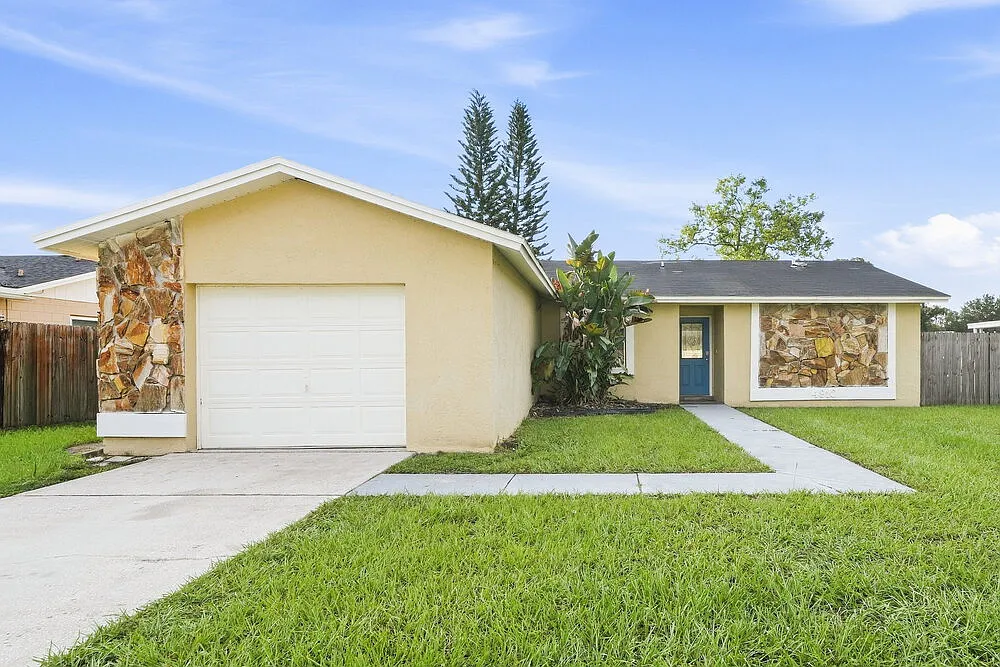 3 bed, 2.0 bath, 1289 sqft, $2,310 — Photo 1
