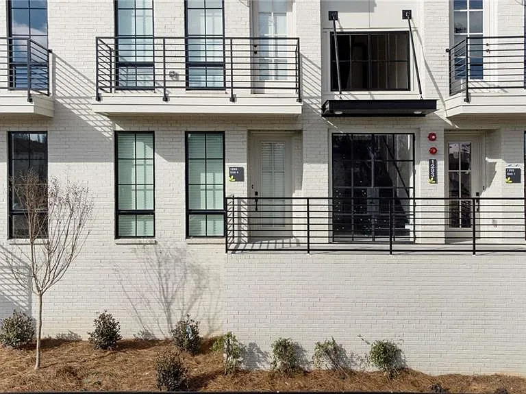 1293 Longreen Ter NW #4 — Photo 2