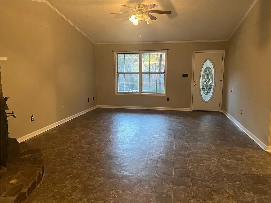 3 bed, 2.0 bath, 1274 sqft, $1,725 — Photo 2
