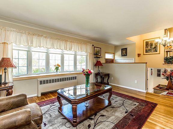 4th image of 28 Greenway Dr