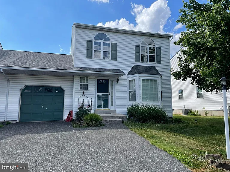 131 Merion Dr — Photo 1