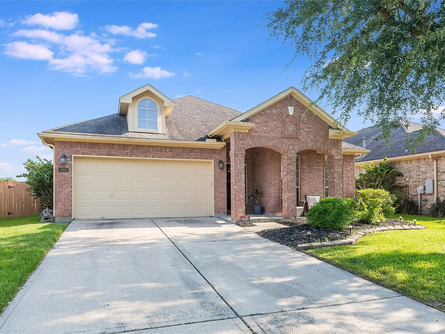 3 bed, 2.0 bath, 1882 sqft, $2,550 — Photo 2
