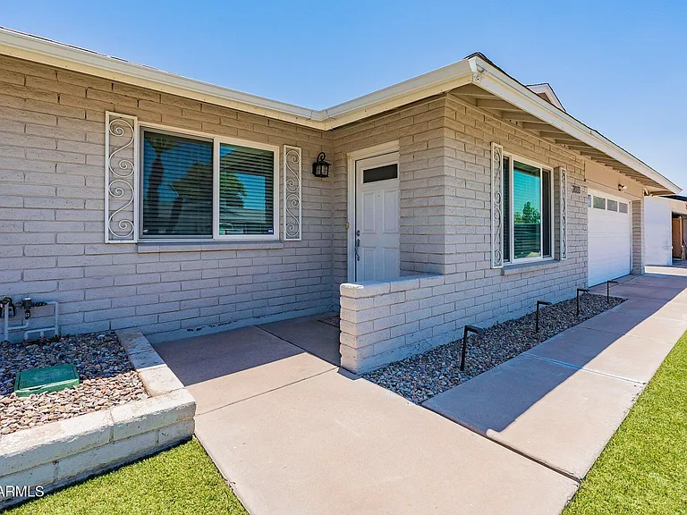 2033 E Harvard Dr — Photo 3