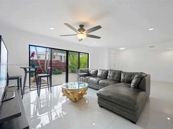 3896 Meadow Ln #245, Hollywood, FL 33021