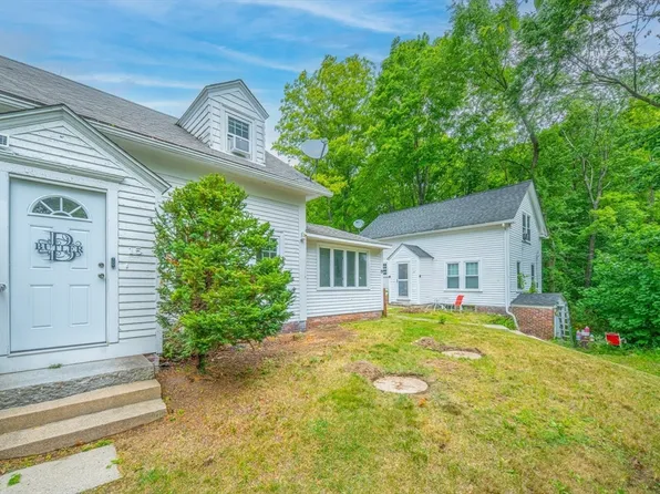 15-17 Pleasant St, Lunenburg, MA 01462