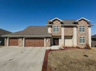 1923 Creek Wood Dr, Dubuque, IA 52003