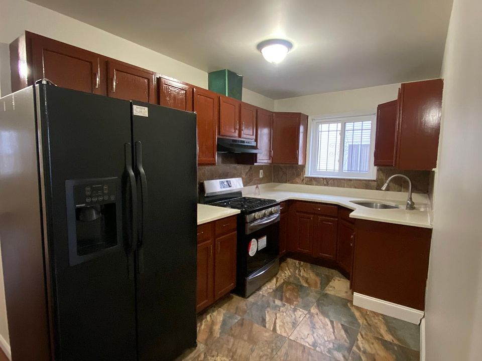 1st image of 142 163rd Ave #1
