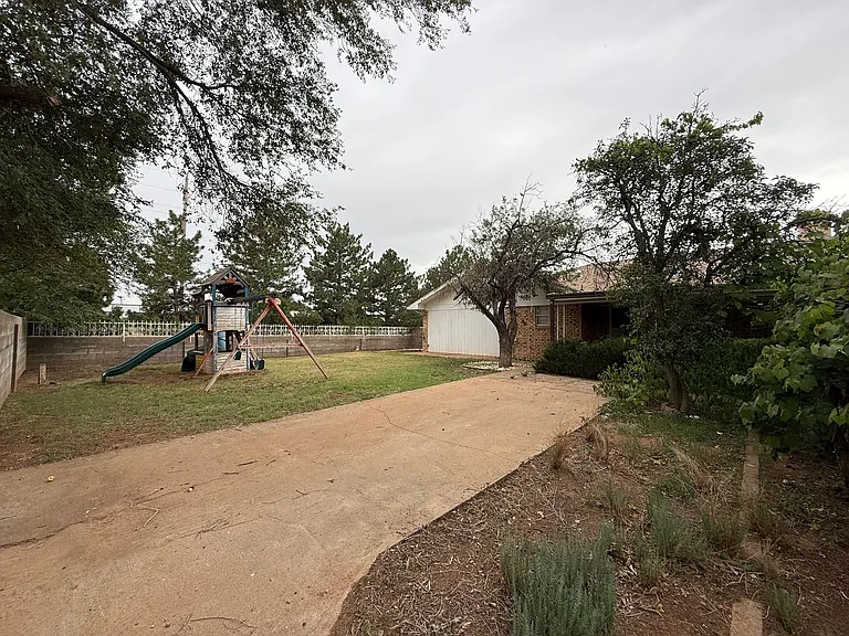 1401 Hillcrest Dr — Photo 31