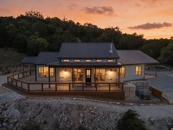 206 Valley Rd, Fredericksburg, TX 78624
