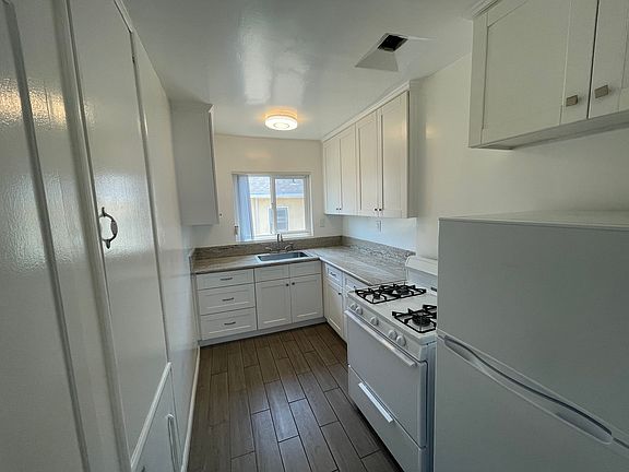 4th image of 3930 Los Feliz Blvd #207