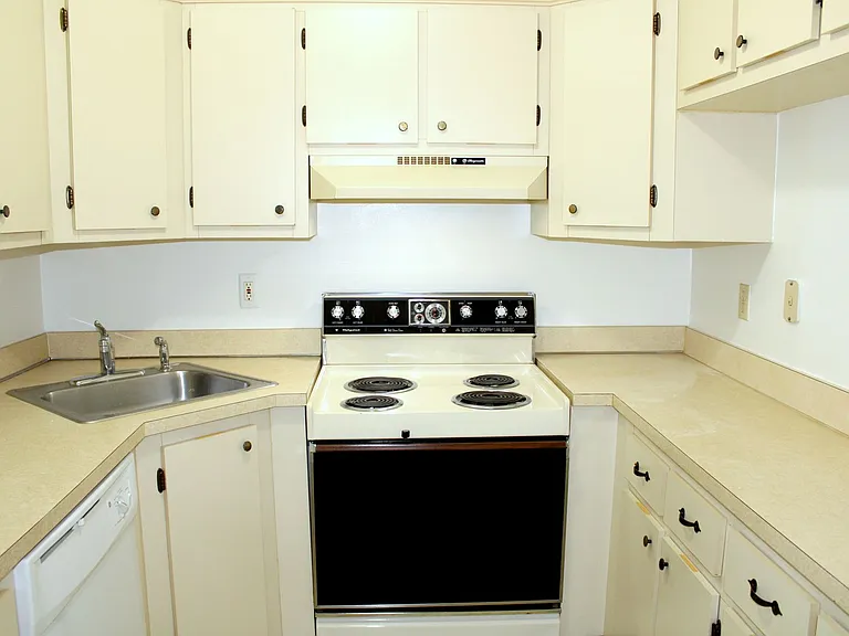 952 Courtyard Ln #12 — Photo 12