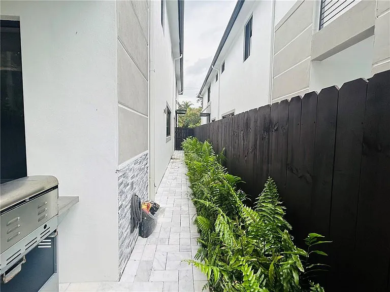 310 SW 9th St #1 — Photo 23