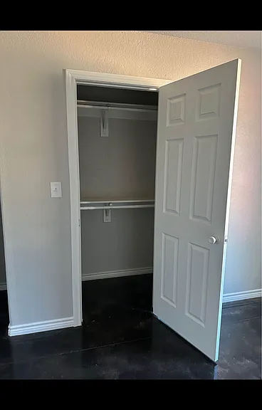 725 E Locust St — Photo 8