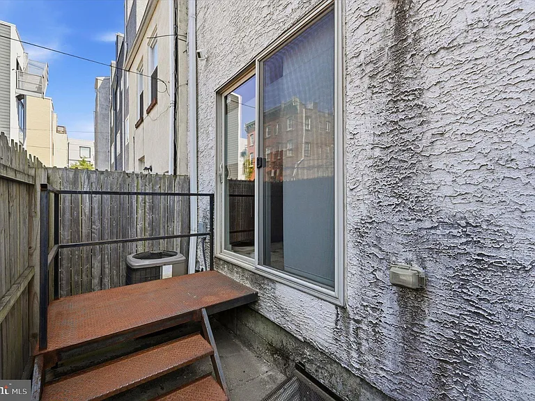 2719 Cambridge St — Photo 14