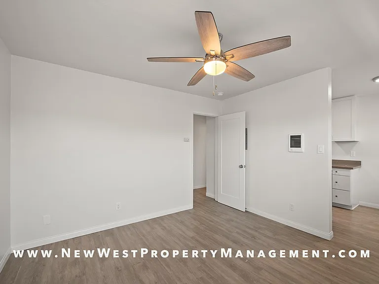 559 22nd St #1/2 — Photo 8