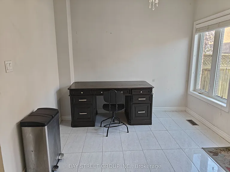 256 Glenashton Dr — Photo 8