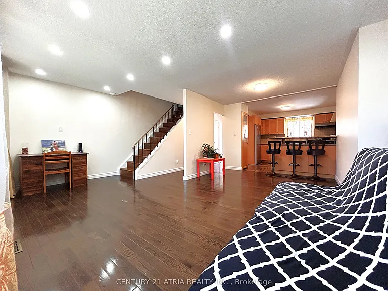 19 Yellow Birchway — Photo 2