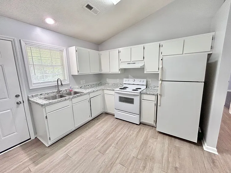 620 E Davis St — Photo 5
