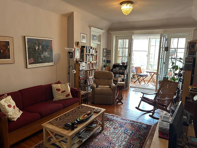 Fairfax Apartments — Photo 2