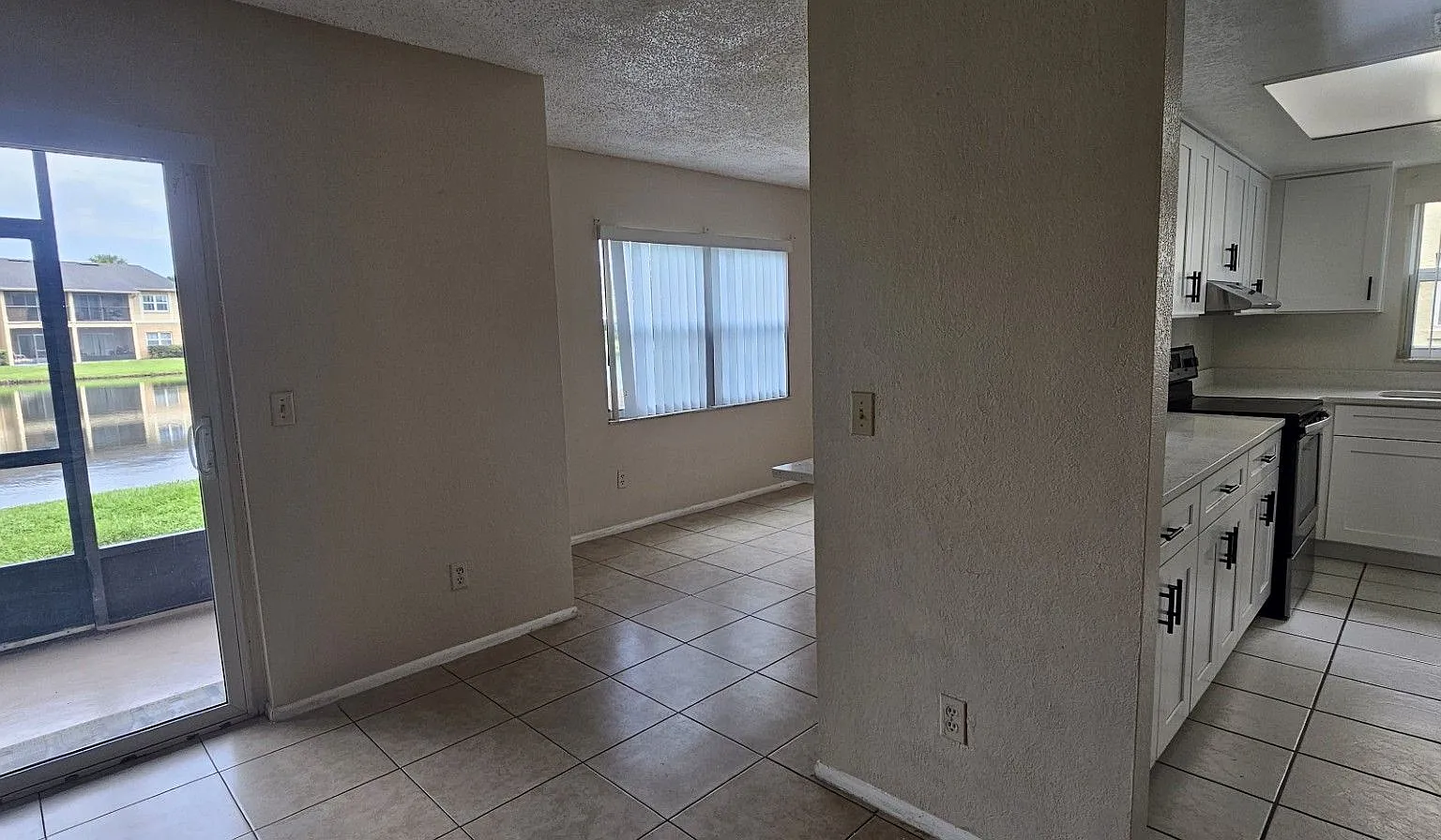 Hawthorne Village Condo- Unit 6 — Photo 3