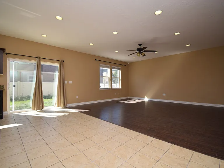 913 W Delorean Ln — Photo 6