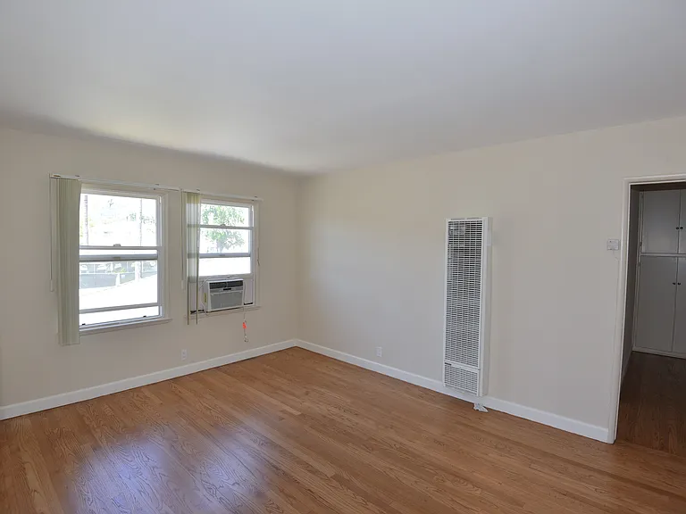 810 W Glenoaks Blvd #1/2 — Photo 11