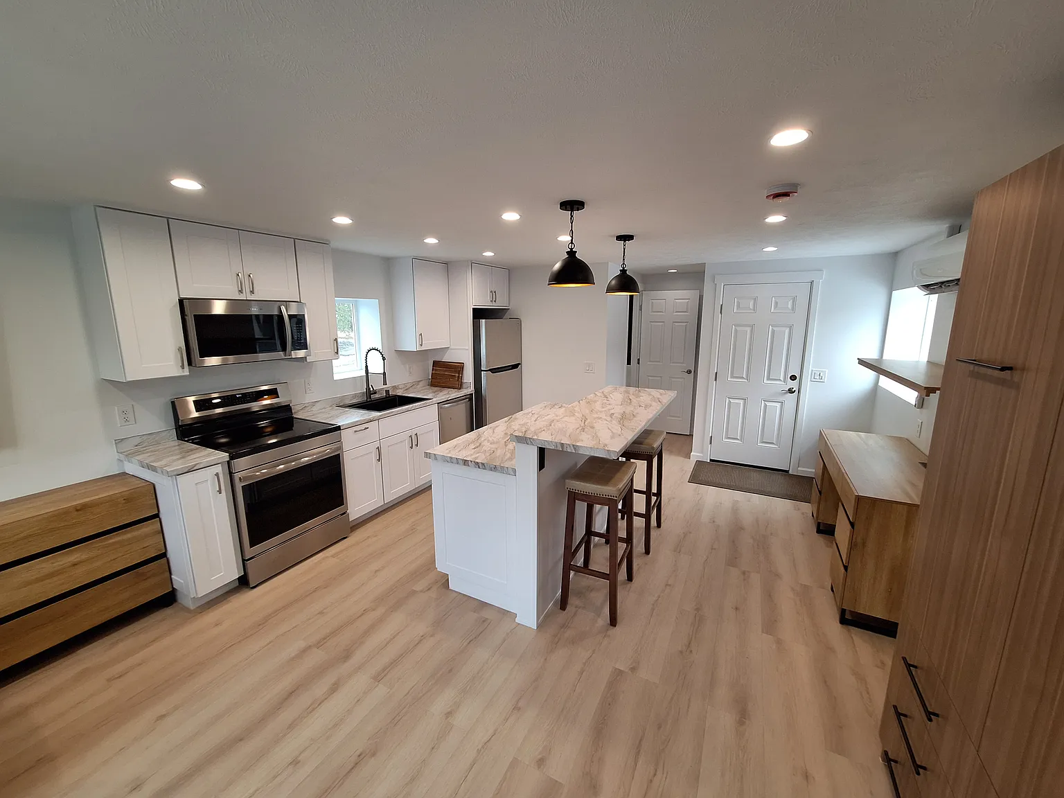 Studio, 385 sqft, $1,050 — Photo 2