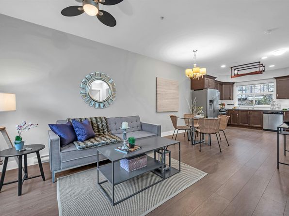 828 Royal Ave #202, New Westminster, BC V3M 1J9