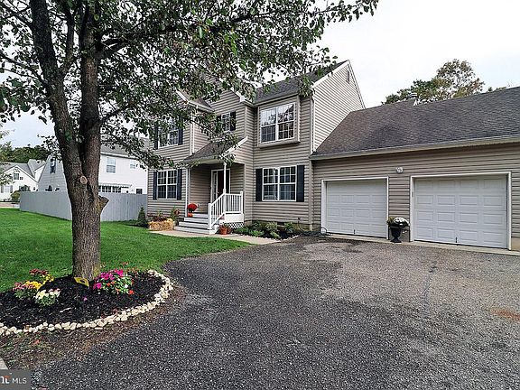 5th image of 725 Railroad Ave