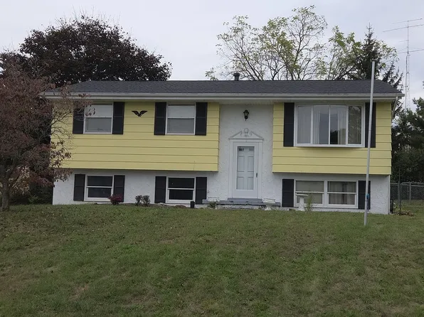 2567 Manor Dr, Hollidaysburg, PA 16648