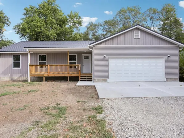 609 E North St, Staunton, IL 62088