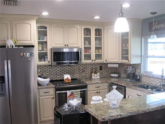 3rd image of 1825 Woodhaven Cir